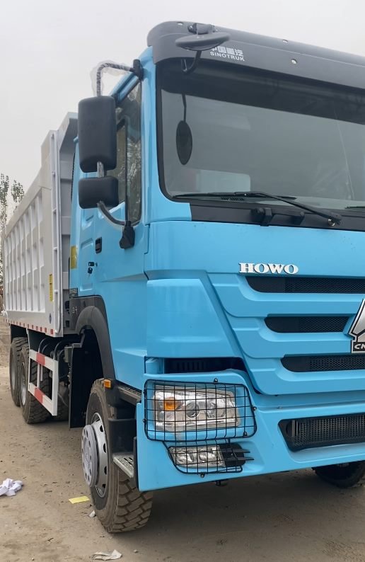 Hydraulic lifting and dumping operation test on the finished dump truck